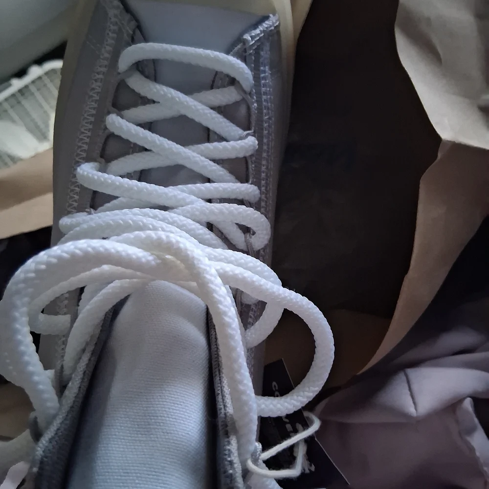 Converse Men's Red And White Sneaker - Picture 8 of 9